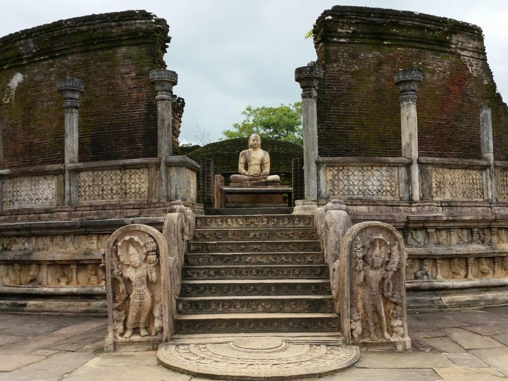 e360e-the-vatadage-at-the-sacred-quadrangle-in-polonnaruwa-2